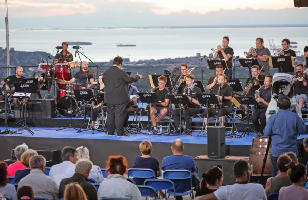 Big band Vrhnika pod vodstvom Branka Mraka je navdušil tudi s 
svojo tolkalsko sekcijo. 