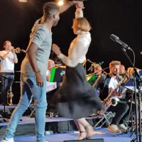 Olga Černišova in Fred Owusu sta zapela, zatem pa s plesnimi 
koraki tudi stresla marežganski oder.  