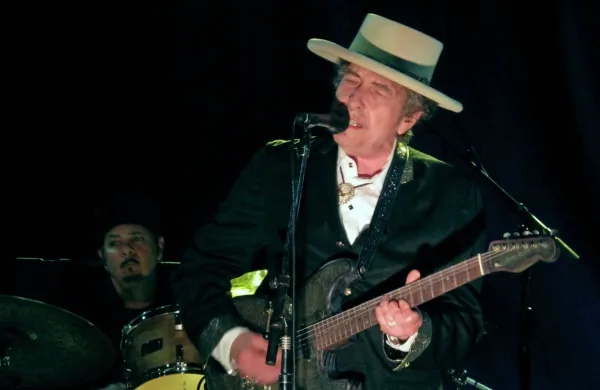 81-letni Bob Dylan je protestno pesem jeznega mladeniča spremenil v nekoliko bolj kontemplativno razmišljanje o nezmožnosti 
človeštva, da bi se učili iz svojih napak.