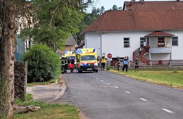 Dva poškodovana delavca so v UKC prepeljali z reševalnimi 
vozili.