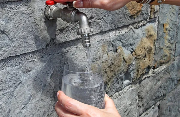 Ko je vode malo, imajo prednost pri porabi živa bitja.  Zdaj še 
dopuščajo, da jo uporabljajo tudi kmetje, a če bodo sledile 
redukcije, bodo še pred njihovo uvedbo porabo prepovedali tudi 
kmetom.      