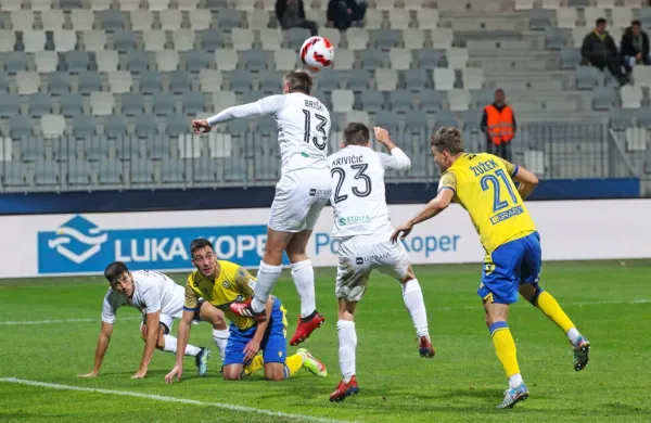 Koprčani (v rumeno-modrih dresih) in Sežanci bodo v petek na 
Bonifiki odprli novo državno prvenstvo. 