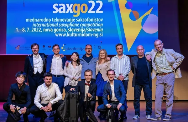 Skupinska fotografija udeležencev festivala, ki so prišli od doma in 
iz tujine. 