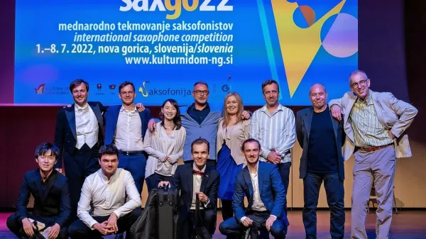 Skupinska fotografija udeležencev festivala, ki so prišli od doma in 
iz tujine. 