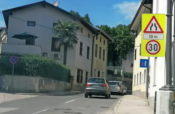 V ožini pri mirenski cerkvi se dva avtomobila težko srečata, ob 
srečanju s tovornjakom pa mora eno vozilo zapeljati na pločnik ali 
vzvratno.     