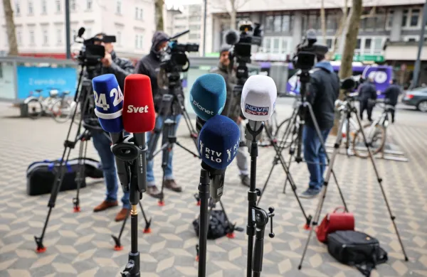 V Združenju novinarjev in publicistov trdijo, da smo v Sloveniji 
priča najbolj brutalnemu posegu politike v medije do zdaj.