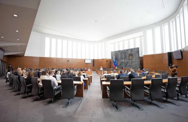 Poslanke in poslanci so na včerajšnji izredni seji potrdili odločitev kolegija predsednice državnega zbora, 
da bo koalicijski predlog vladne novele zakona o Radio-televiziji Slovenija,