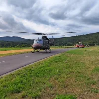 Hudo  poškodovanega   17-letnika   so    v  ljubljanski  klinični center  odpeljali  z  vojaškim  helikopterjem,    njegov  
starejši brat  jo  je  odnesel   skoraj  brez  poškodb.   
