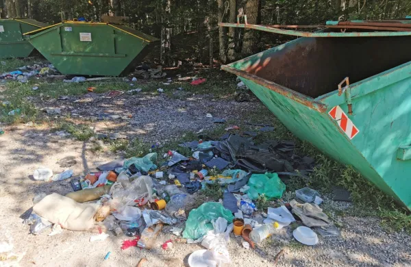 Smeti naj bi iz povsem nazaščitenih zabojnikov raznašali medvedi, ki iščejo hrano. 