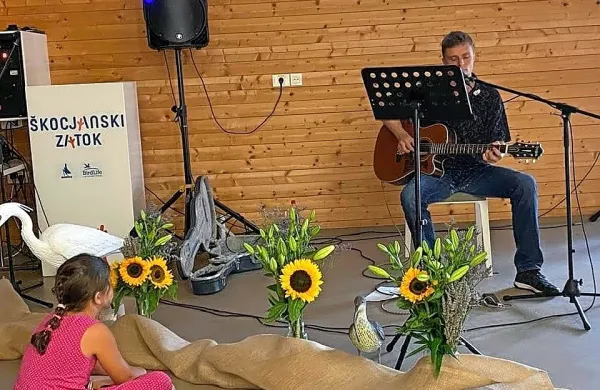 Za glasbeni del večera je poskrbel kantavtor Andrej Vilčnik.