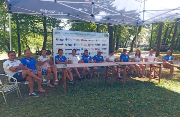 Včeraj se je v Tacnu predstavila sicer nepopolna  reprezentanca, ki 
bo zastopala slovenske barve na svetovnih prvenstvih v slalomu 
na divjih vodah in sprintu na mirnih vodah. 