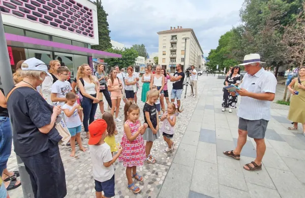 Miran Ipavec je v ukrajinski jezik prevedene slikanice Boni in Muci 
iščeta živali včeraj delil v središču Nove Gorice.
