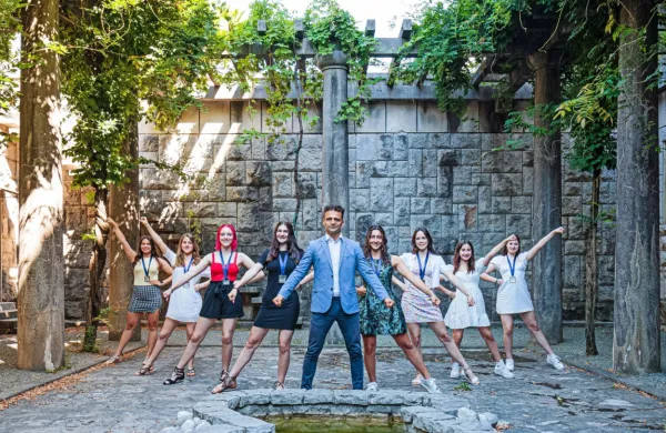 Podžupan Simon Rosič z dekleti iz plesne skupine Dolls, ki so iz 
Grčije prinesle srebro. 