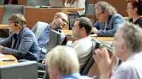 V Levici so sprva napovedovali, da bodo sprejetju zakona nasprotovali, a je nato proti glasoval samo Miha Kordiš, ostali poslanci 
Levice pa so se glasovanja vzdržali.