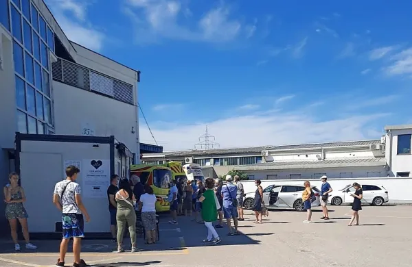 Čakanje na vročem soncu je bilo še posebej za starejše zelo 
naporno.  

