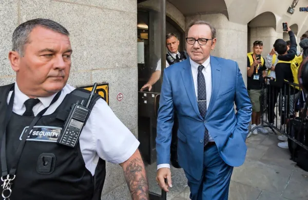 Kevina Spaceya so ob današnjem prihodu na sodišče Old Bailey v 
središču Londona  pričakali številni novinarji.