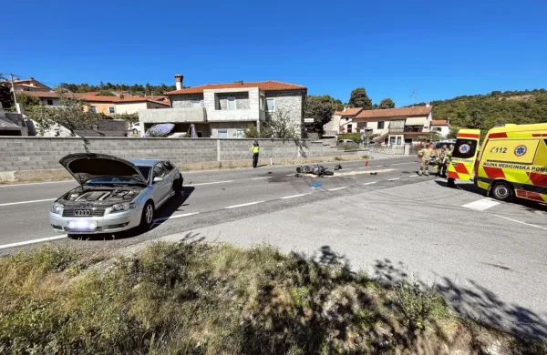 Po&scaron;kodovanega motorista odpeljali v bolni&scaron;nico