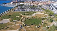 Koprski park, ki je bil še nedavno zelen, je zdaj bolj kot ne rjav.