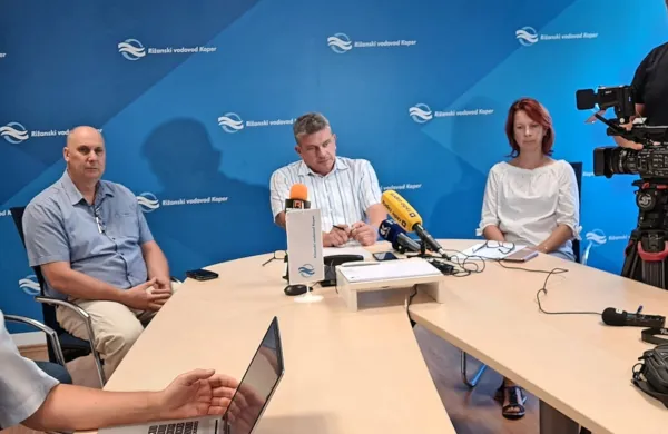Resnost trenutnih razmer glede zalog pitne vode sta predstavila 
direktor Rižanskega vodovoda koper Martin Pregelj (v sredini) in  
vodja službe za zdravstveni  nadzor v RVK Sara Milenkovski. 