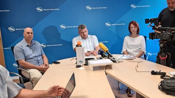 Resnost trenutnih razmer glede zalog pitne vode sta predstavila 
direktor Rižanskega vodovoda koper Martin Pregelj (v sredini) in  
vodja službe za zdravstveni  nadzor v RVK Sara Milenkovski. 