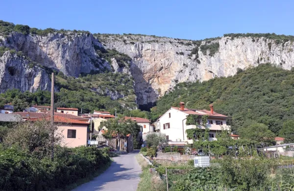 V nevladni organizaciji Alpe Adria Green opozarjajo, da občane 
Črnega Kala in Gabrovice (na fotografiji) vsak dan, še posebej pa 
ponoči, vznemirja miniranje.