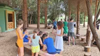 V senci pod drevesi bodo otroci soustvarjali  igrala, ki si jih bodo 
sami želeli. Tam bo mogoče dobiti tudi sladoled, vodo in sok.