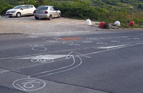 Voznik  avtomobila  je  na  cesti   pod  izolsko  bolnišnico  zavijal  levo  na  
makadam  in  presekal   pot   motoristu  iz  Kopra. 
