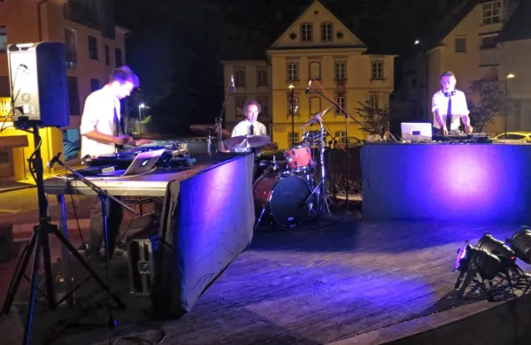 Leta zanemarjeni in  na novo odkriti oder sredi Idrije je postregel z 
odličnim koncertom skupine Jimmy Barka Experience.