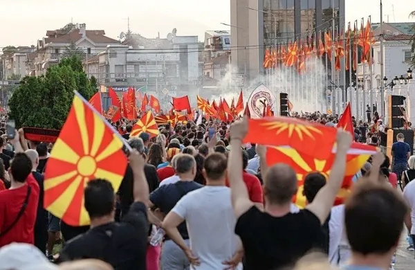 Francoski predlog, ki naj bi odpravil bolgarsko blokado pristopnih 
pogajanj Severne Makedonije z EU, so spremljali tudi protesti. V 
spopadih na protestih je bilo 5. julija v Skopju poškodovanih 47 
policistov, med njimi dva huje. 