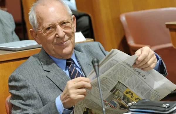 Poslovil se je  nekdanji veleposlanik Peter Toš.
