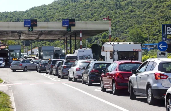 Na mejnih prehodih s Hrvaško so daljši zastoji. Gneča je tudi na 
mejnem prehodu Sečovlje. Fotografija je iz arhiva.