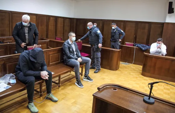 Sojenje    Bojanu  Stanojeviću,  Klemnu  Kadivcu  in   Draganu  Čikojeviću ,  ki  se  zagovarjajo  zaradi  ugrabitve   v  Ankaranu,  naj  bi  se  
nadaljevalo  avgusta.