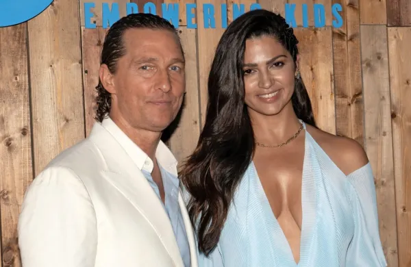 Matthew McConaughey z ženo  Camilo Alves konec aprila letos na 
dobrodelni prireditvi v teksaškem Austinu. Te dni zakonca uživata 
na dopustu v hrvaški Istri.