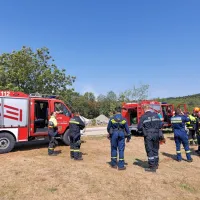 Gasilci se pripravljajo na gašenje požara