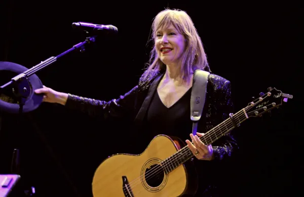 Suzanne Vega je na oder prikorakala z nasmehom, kitaro, 
klobukom in polno malho odličnih pesmi.  