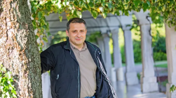 Dr. Erik Brecelj