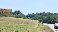 Na menjalnice pred mejnim prehodom Jelšane turiste še opozarjajo table.