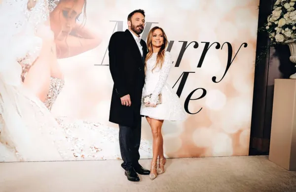 Filmski igralec Ben Affleck ter pevka in filmska igralka Jennifer 
Lopez sta se poročila  v znameniti kapelici A Little White Wedding 
Chapel, ki se ponaša s porokami v avtomobilih skozi “predor 
ljubezni”. 