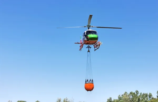   Gasilci imajo tudi danes pomoč  iz zraka, in sicer pet helikopterjev. 