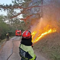 Požar  nad Renčami je pod nadzorom,  a zaradi burje še vedno zelo 
grozi z vnovičnimi izbruhi na posameznih delih. 