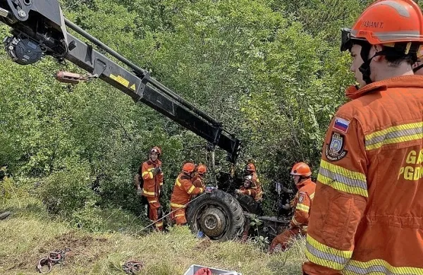 Ostal je ukle&scaron;čen pod prevrnjenim traktorjem