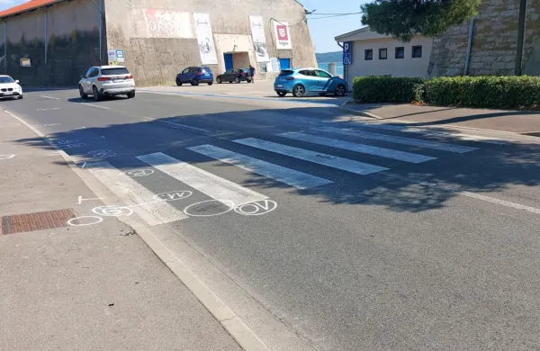 Oznake,  ki  so  jih  policisti  zarisali  na  kraju   nesreče.