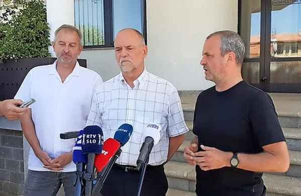 Minister Uroš Brežan (desno) je prisluhnil mnenju kraško-brkinski 
župano in direktorja Kraškega vodovoda Primoža Turšiča (v 
sredini), da je najhitrejša možna rešitev za oskrbo slovenske Istre 
in Krasa z dodatnimi količinami vode četrta vrtina na zajetju 
Klariči. 