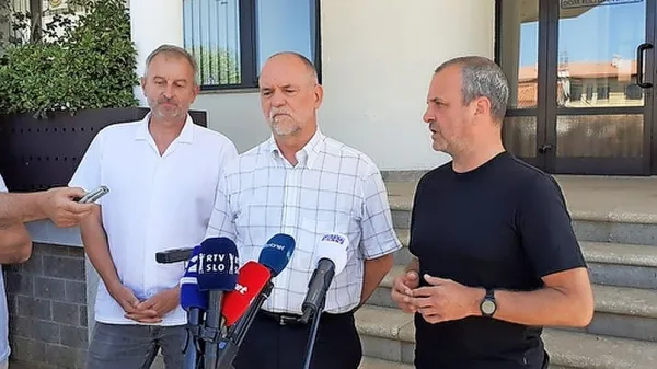 Minister Uroš Brežan (desno) je prisluhnil mnenju kraško-brkinski 
župano in direktorja Kraškega vodovoda Primoža Turšiča (v 
sredini), da je najhitrejša možna rešitev za oskrbo slovenske Istre 
in Krasa z dodatnimi količinami vode četrta vrtina na zajetju 
Klariči. 