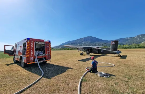 Vojaško letalo pilatus že gasi požar na goriškem Krasu