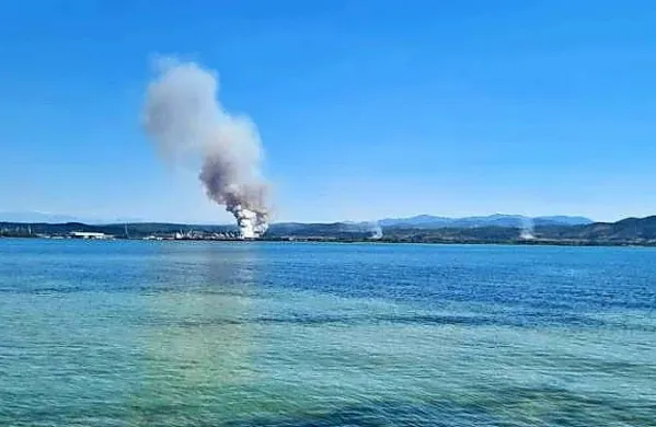 S požarišča se dviga visok steber dima.