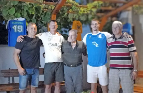   Rokometaši so najbolj znani povžanski športniki. Z leve so Simon Makuc, Damjan Šiškovič, Tadej Kljun in 
Žarko Fabjančič, v sredini je športna in gospodarska legenda kraja dr. Ciril Kastelic.
