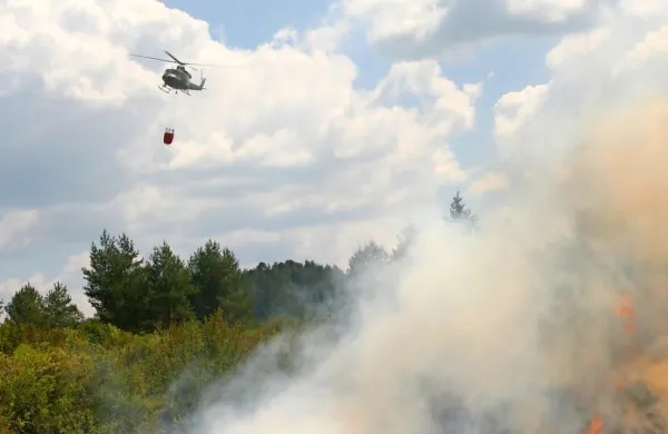 Požare pri nas običajno gasijo s helikopterji bell 412, s katerimi na 
plamene odvržejo le 700 do 800 litrov vode.