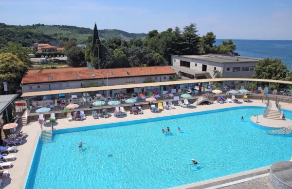 Reševanje starejše kopalke v v bazenu   pri     izolskem  hotelu Delfin se 
je srečno končalo. Fotografija je simbolična.