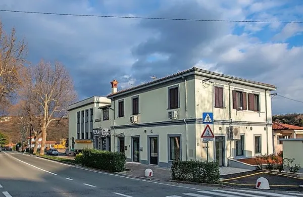 Ambulanta splošne družinske medicine na Škofijah deluje v obnovljenih 
prostorih nekdanje nepremičninske agencije pri Stari pekarni.